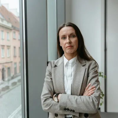 Retrato de Noelia Bailo junto a la ventana de la oficina