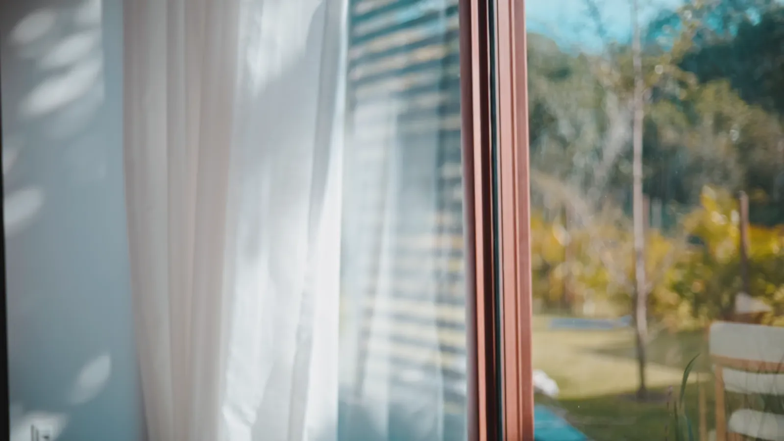 Visillos moviéndose con la luz de la tarde junto a la ventana