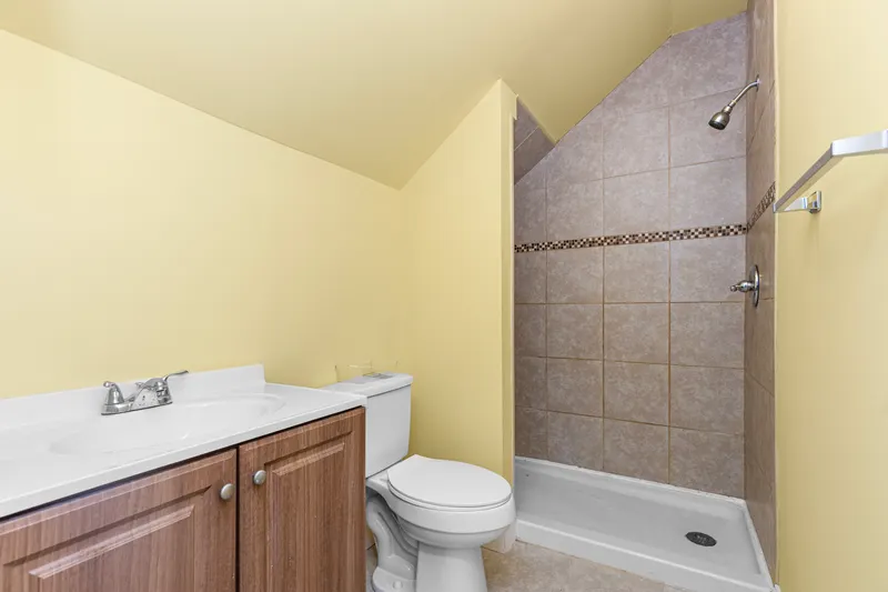 Baño compacto bajo el techo inclinado