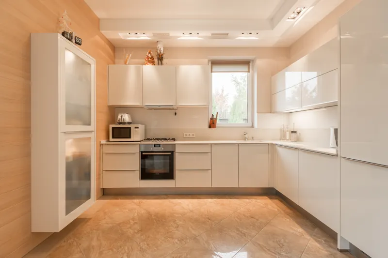 Cocina de madera clara con ventana