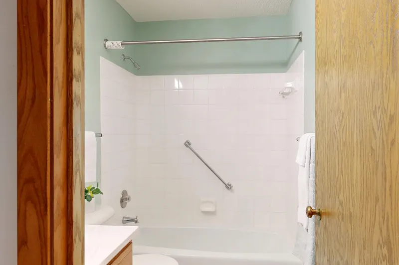 Baño blanco alicatado con bañera
